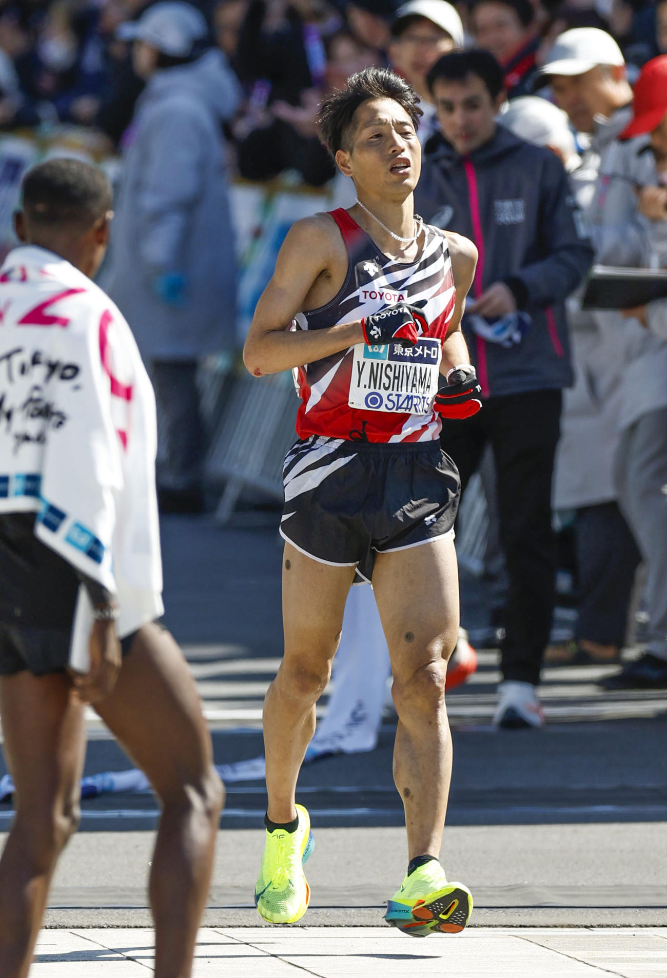 男子の日本勢トップとなる9位でゴールする西山雄介（共同）