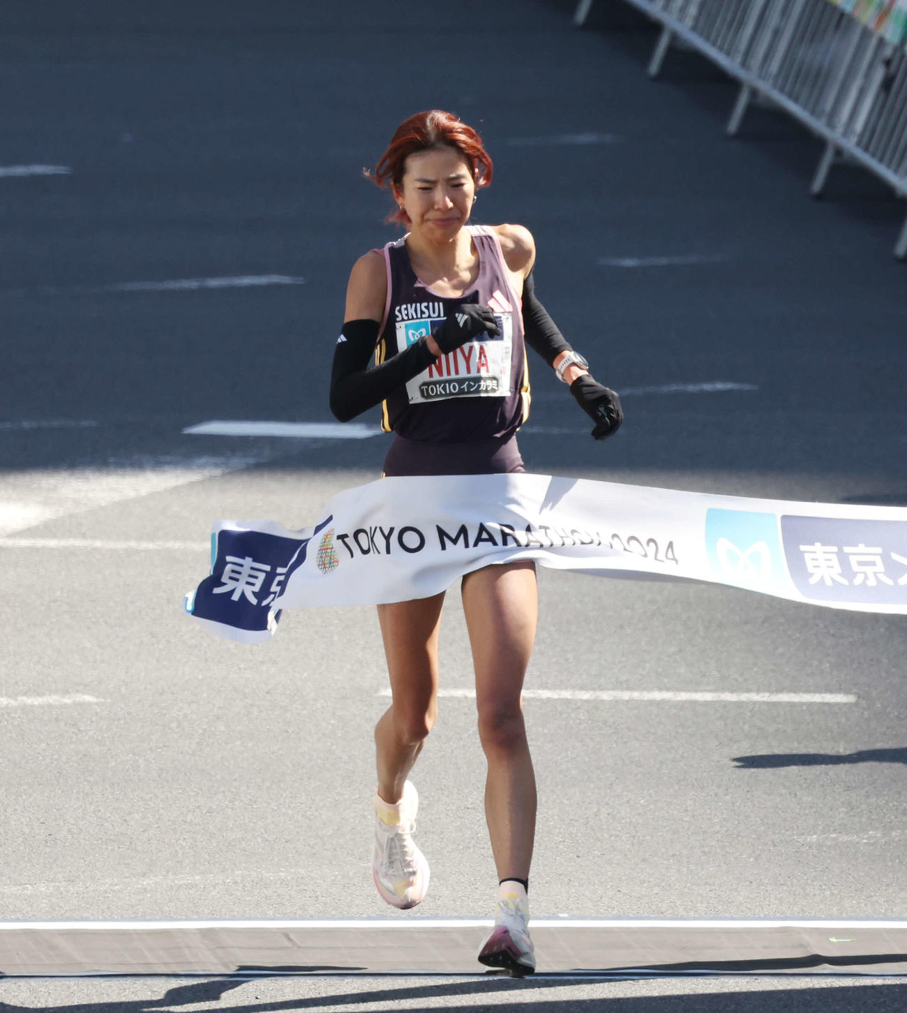 女子の日本人トップでゴールする新谷（撮影・宮地輝）