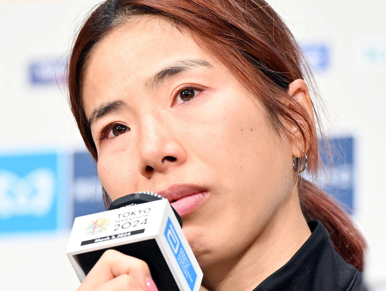 会見で涙ぐむ日本人女子1位の新谷（撮影・滝沢徹郎）