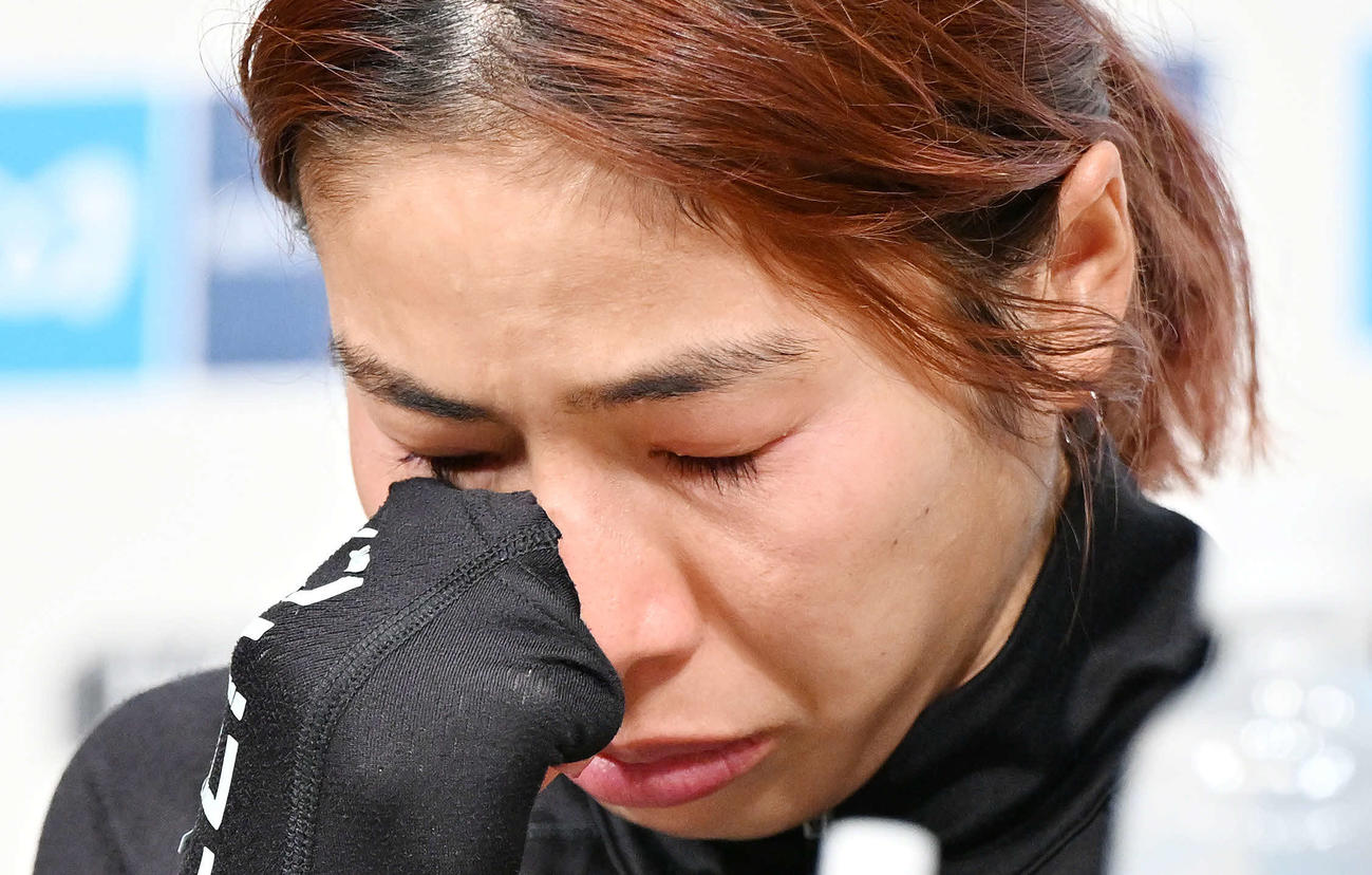 会見で涙ぐむ日本人女子1位の新谷（撮影・滝沢徹郎）