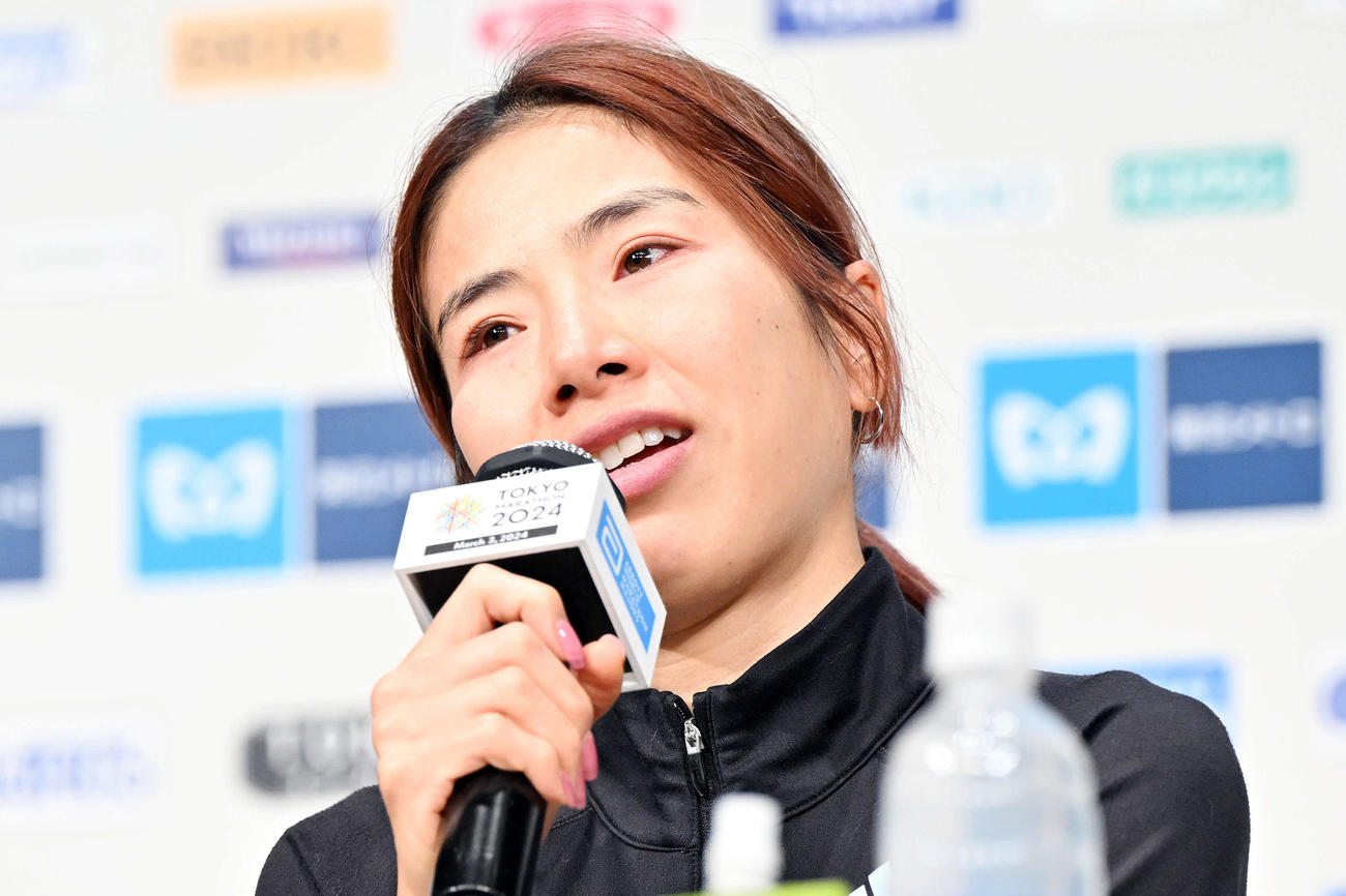 会見する日本人女子1位の新谷（撮影・滝沢徹郎）