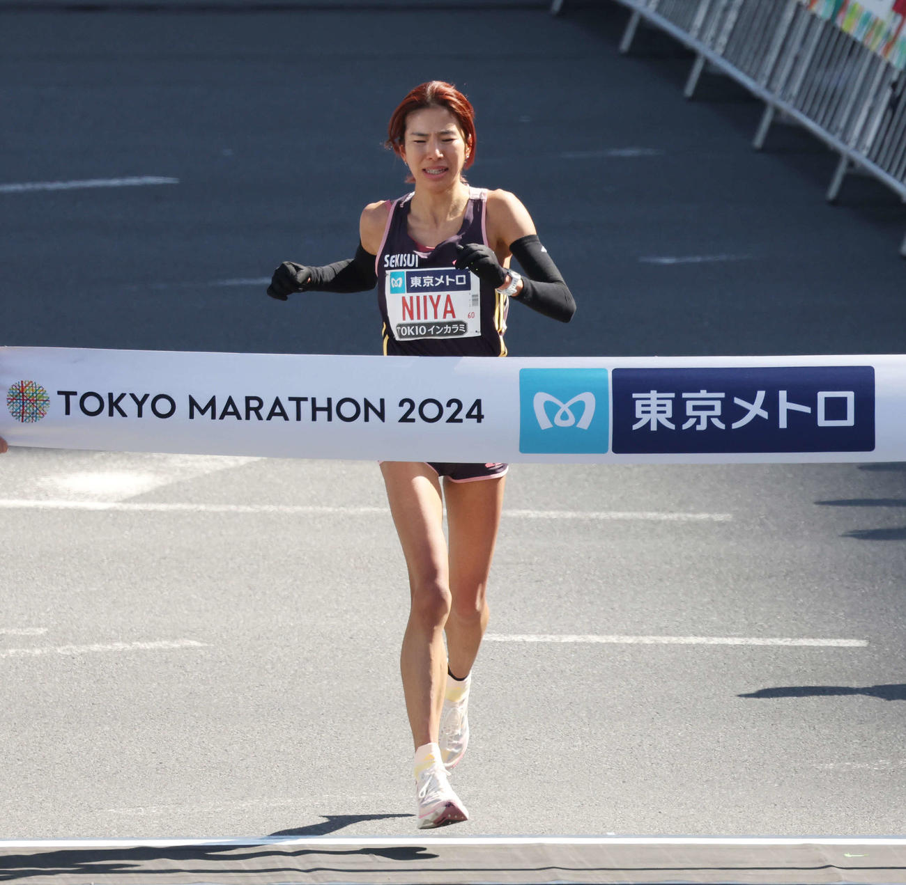 女子の日本人トップでゴールする新谷（撮影・宮地輝）