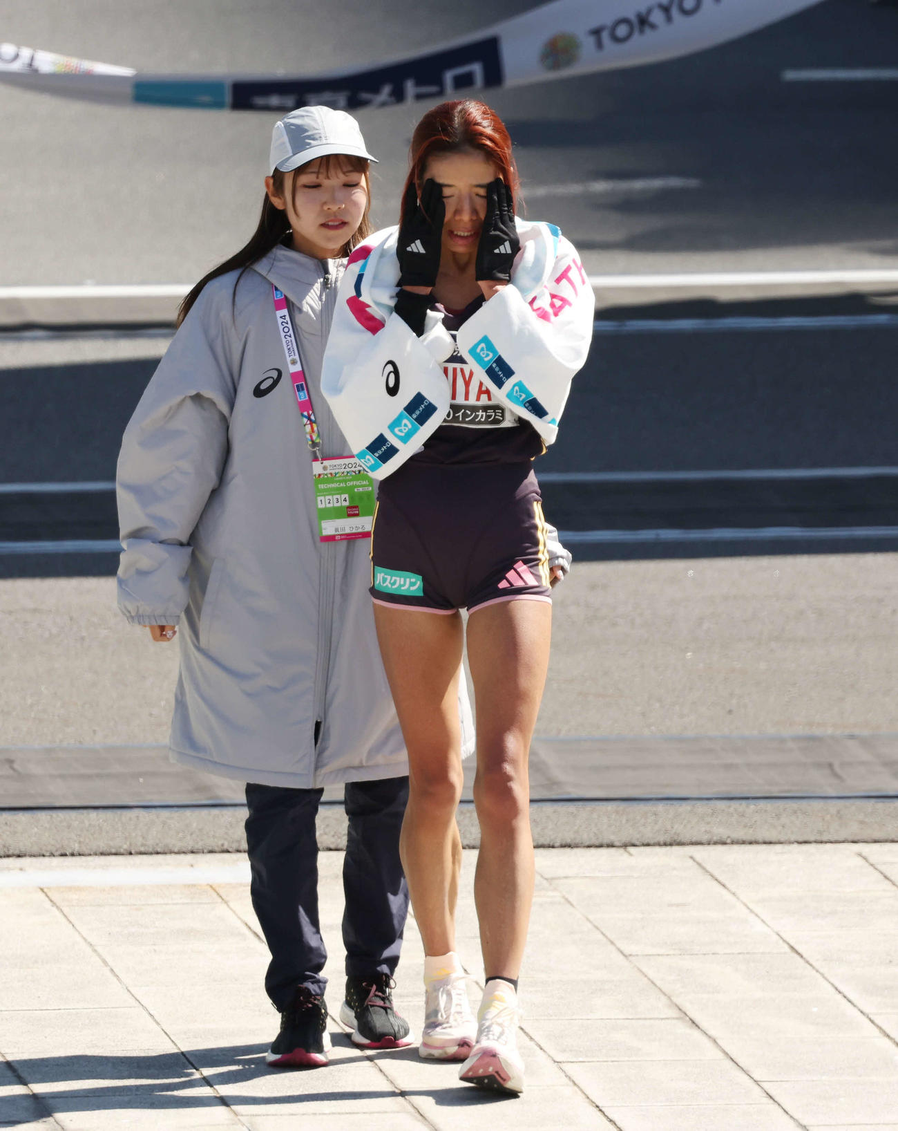 女子の日本人トップでゴールし、顔を押さえる新谷（撮影・宮地輝）
