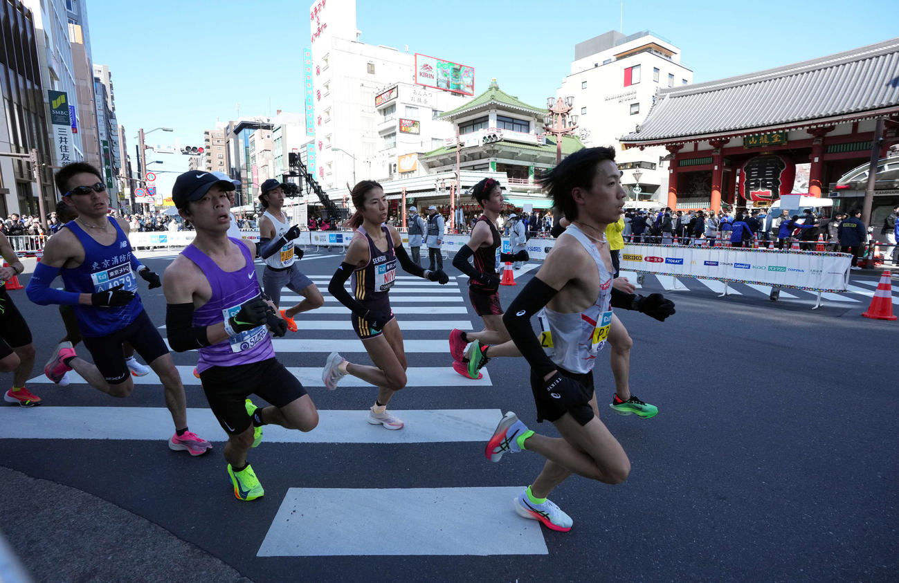 東京マラソン2024　浅草寺雷門前を通過するランナーたち。中央は新谷（撮影・たえ見朱実）