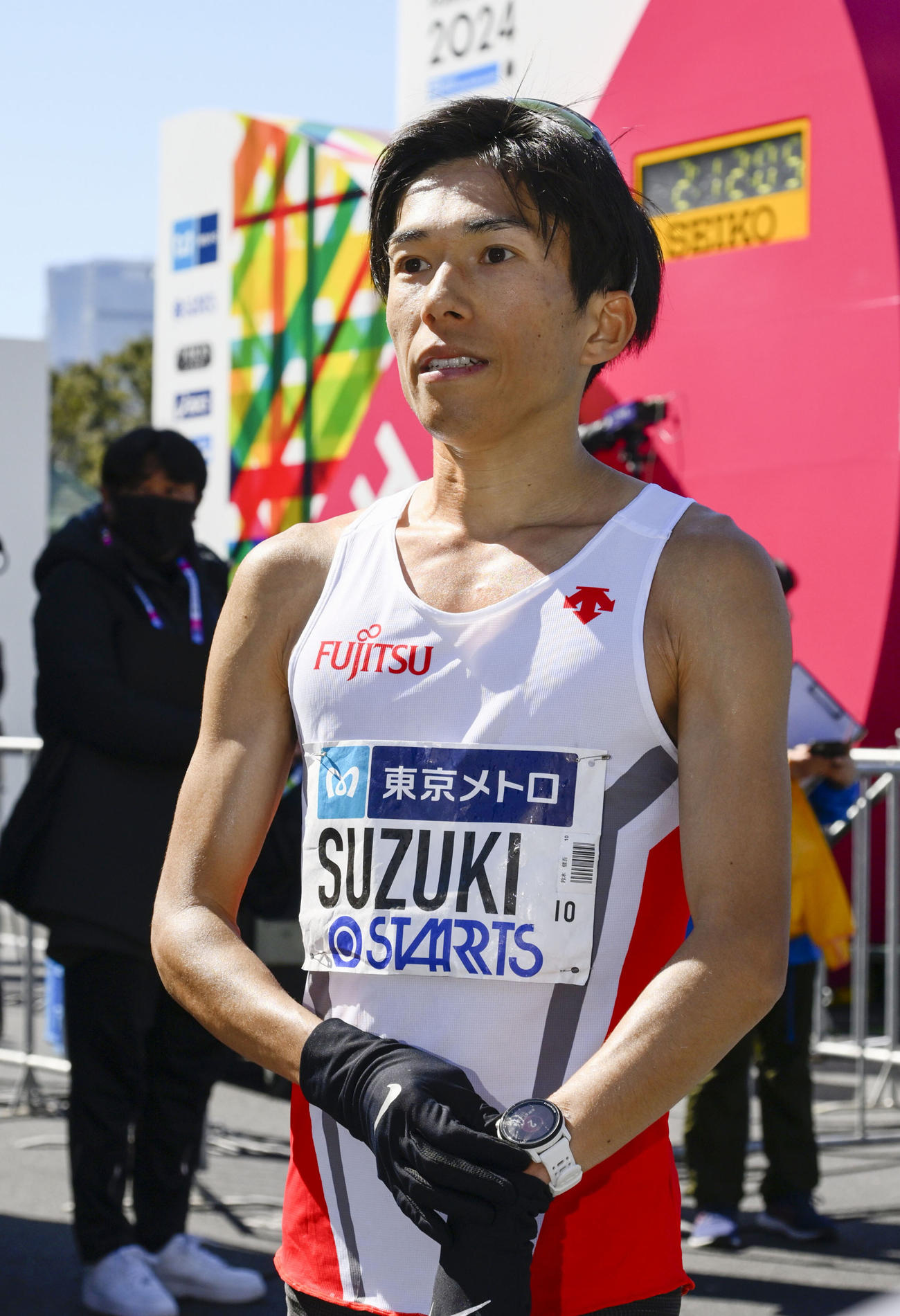 男子28位でゴールし、引き揚げる鈴木健吾（共同）