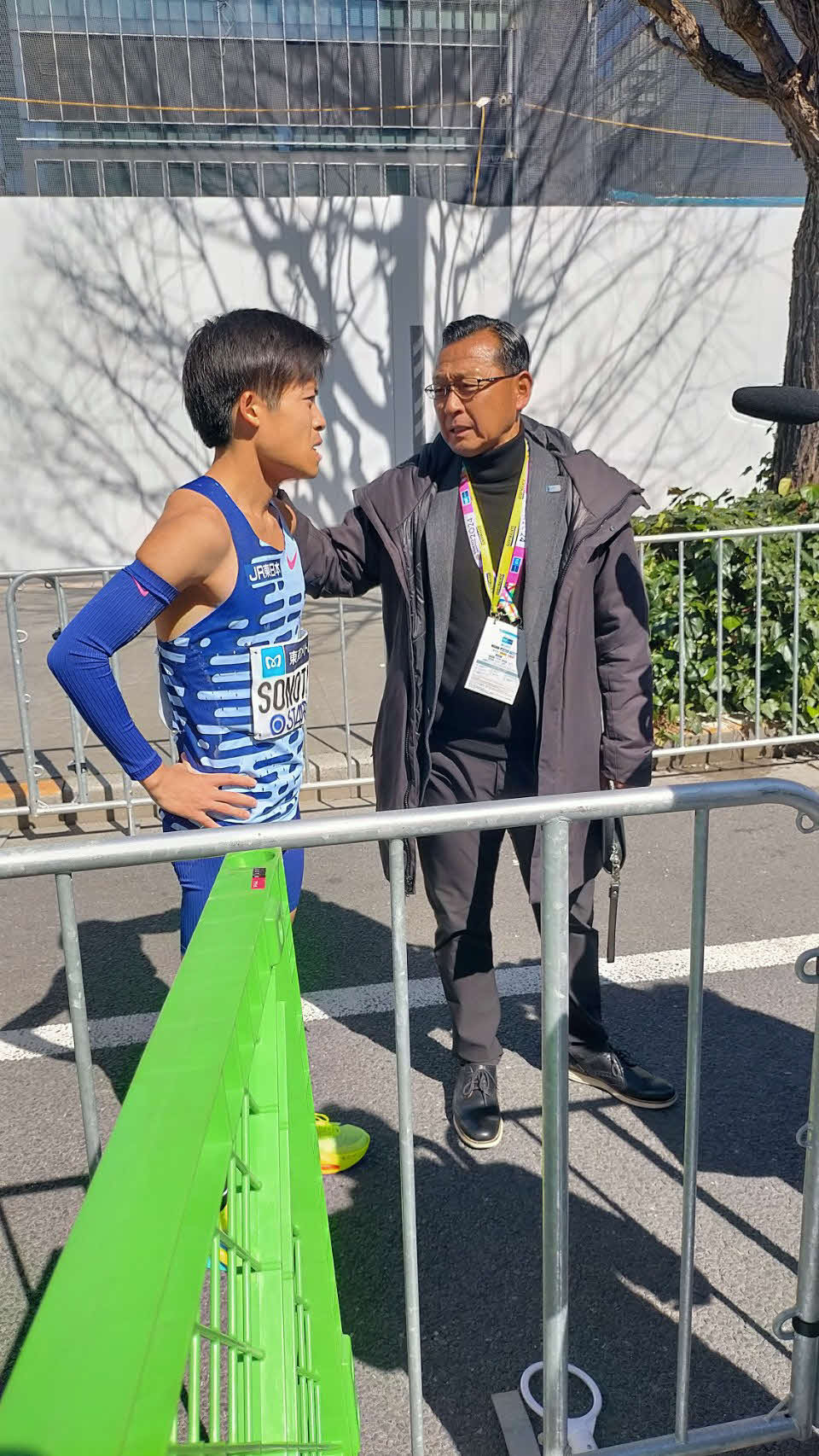 其田はレース後に恩師の大八木総監督にねぎらわれる