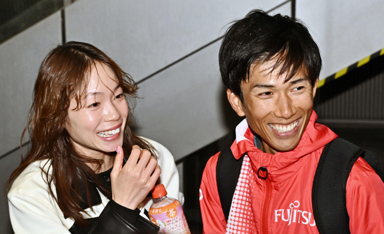 レース後、鈴木（右）は妻の一山から労われる（撮影・滝沢徹郎）