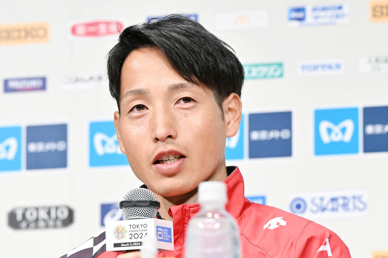会見する日本人男子1位の西山雄（撮影・滝沢徹郎）