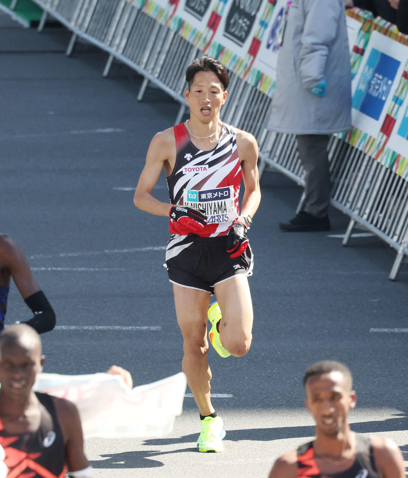 日本人トップでゴールする西山（撮影・宮地輝）