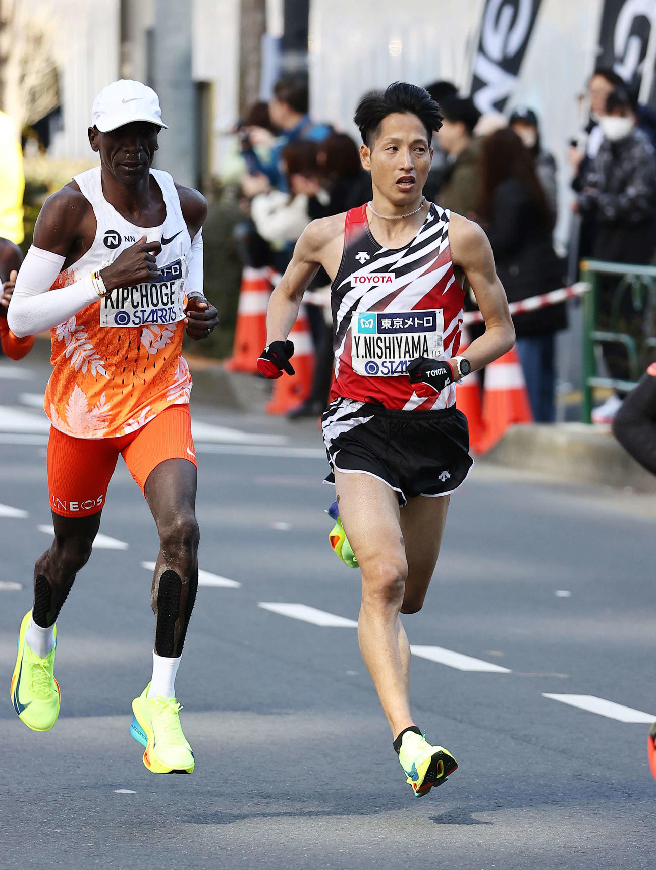 34キロ付近でキプチョゲ（左）を抜き去る西山（代表撮影）