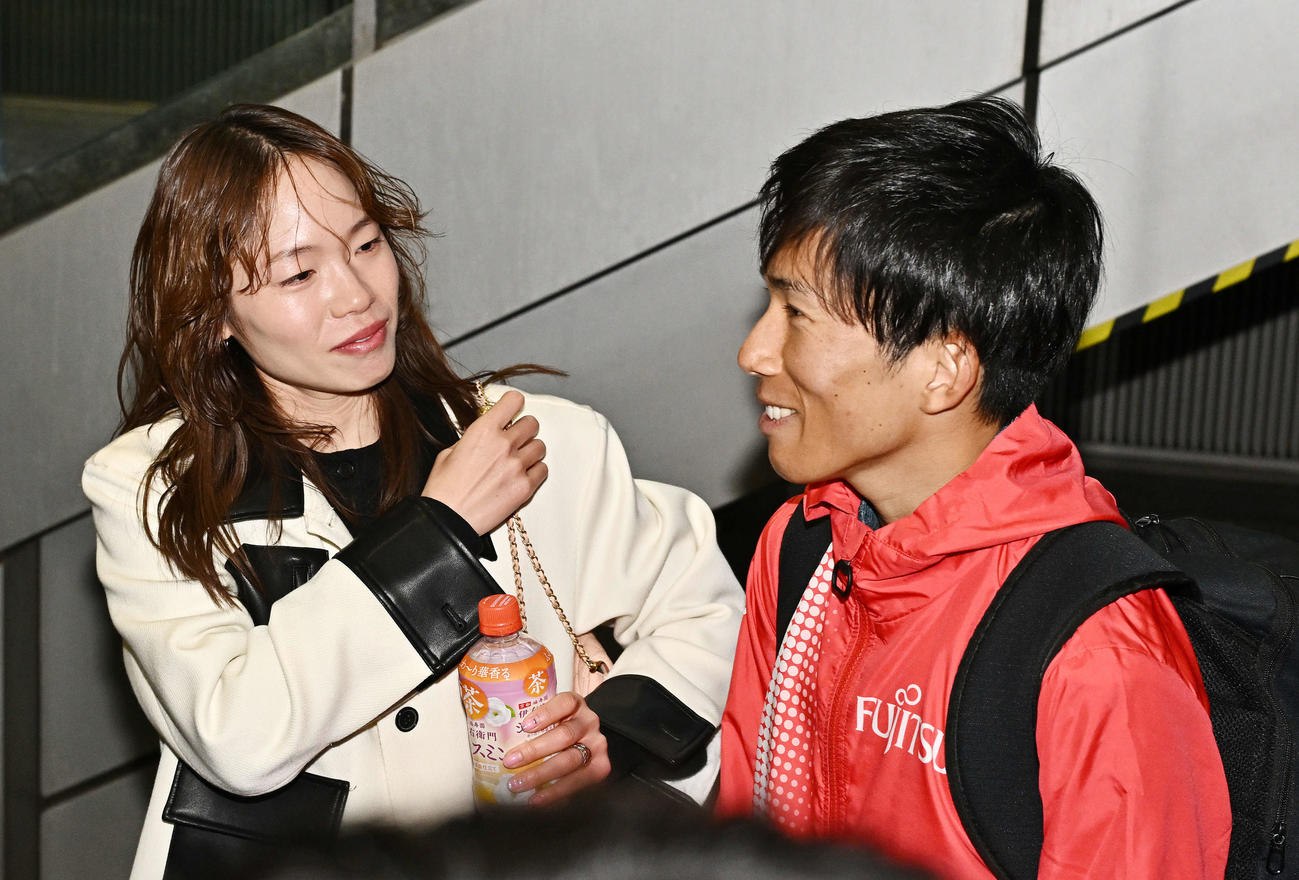 レース後、鈴木（右）は妻の一山から労われる（撮影・滝沢徹郎）