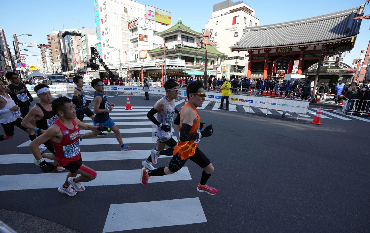 浅草寺雷門前を通過するランナーたち。左から2人目は猫ひろし（撮影・たえ見朱実）