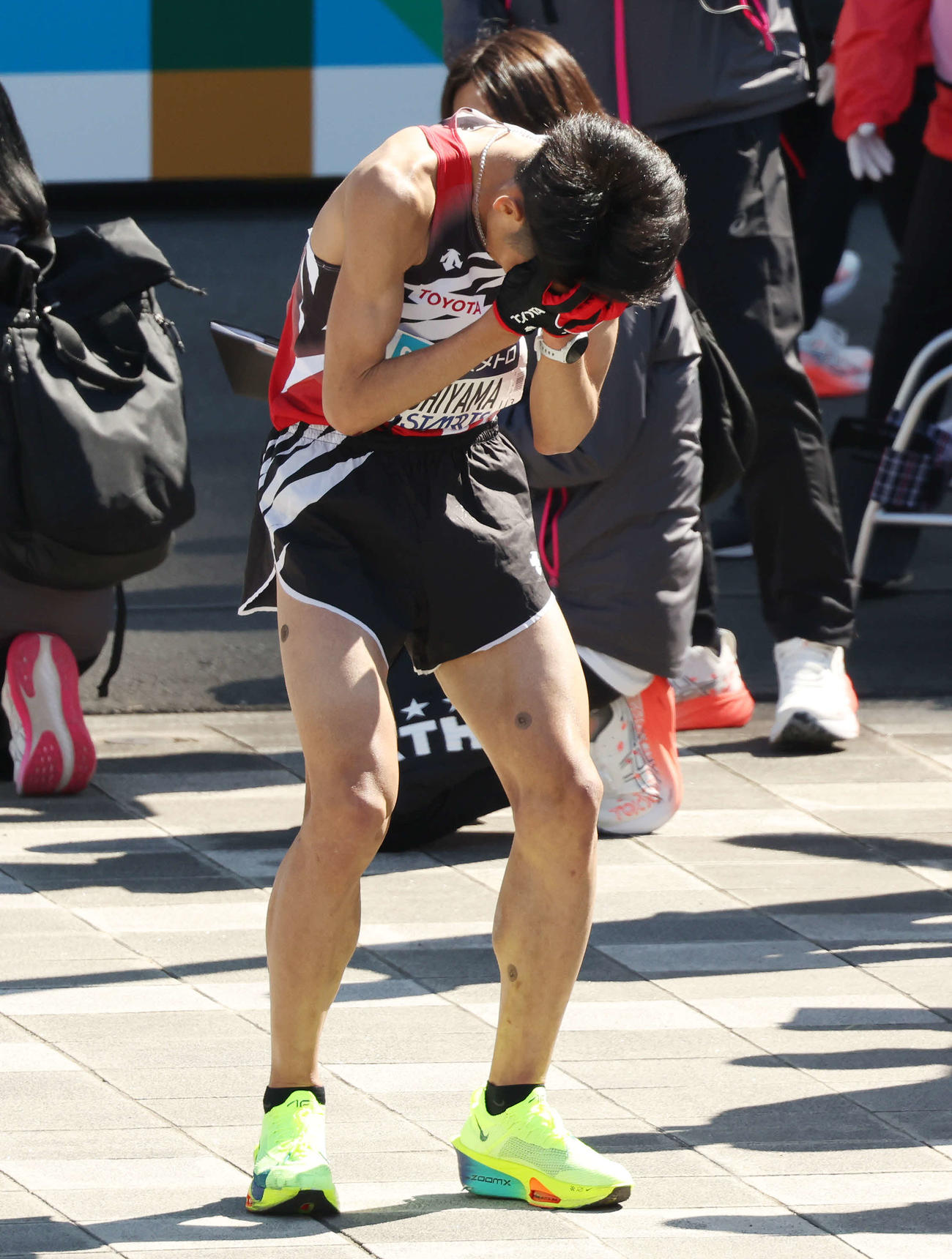 日本人トップでゴールするも、顔を押さえる表情の西山（撮影・宮地輝）