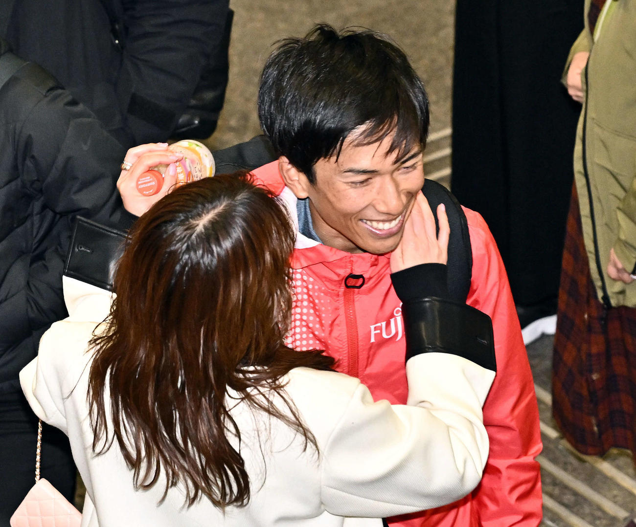 レース後、鈴木（右）は妻の一山からハグで労われる（撮影・滝沢徹郎）