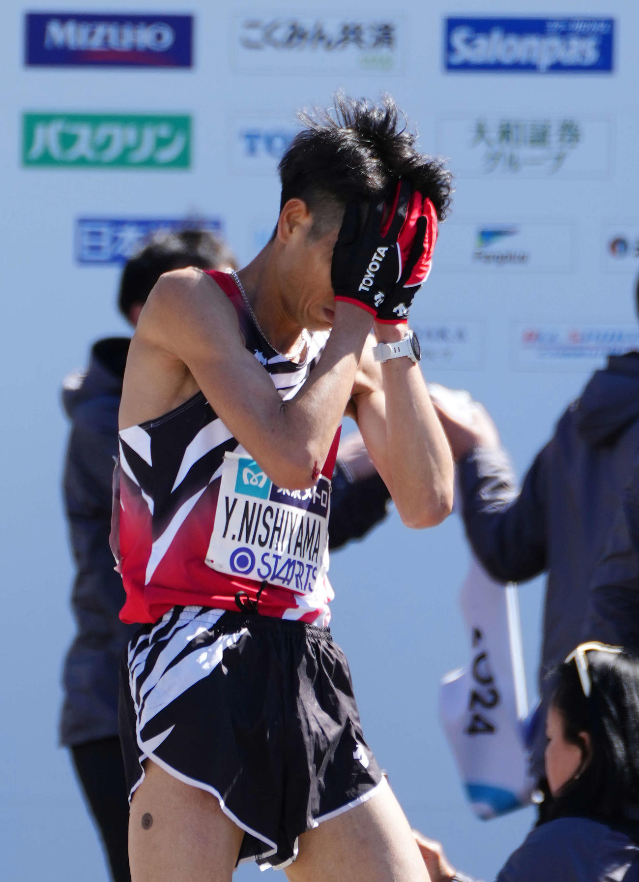 日本人トップでゴールしたものの五輪出場を逃し、両手で顔を押さえる西山（代表撮影）