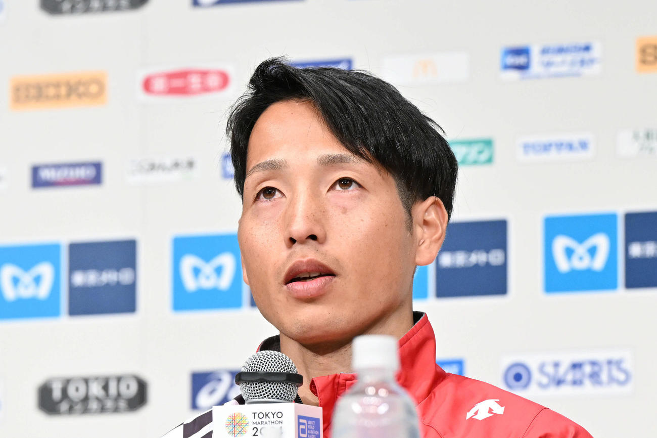 会見する日本人男子1位の西山雄（撮影・滝沢徹郎）