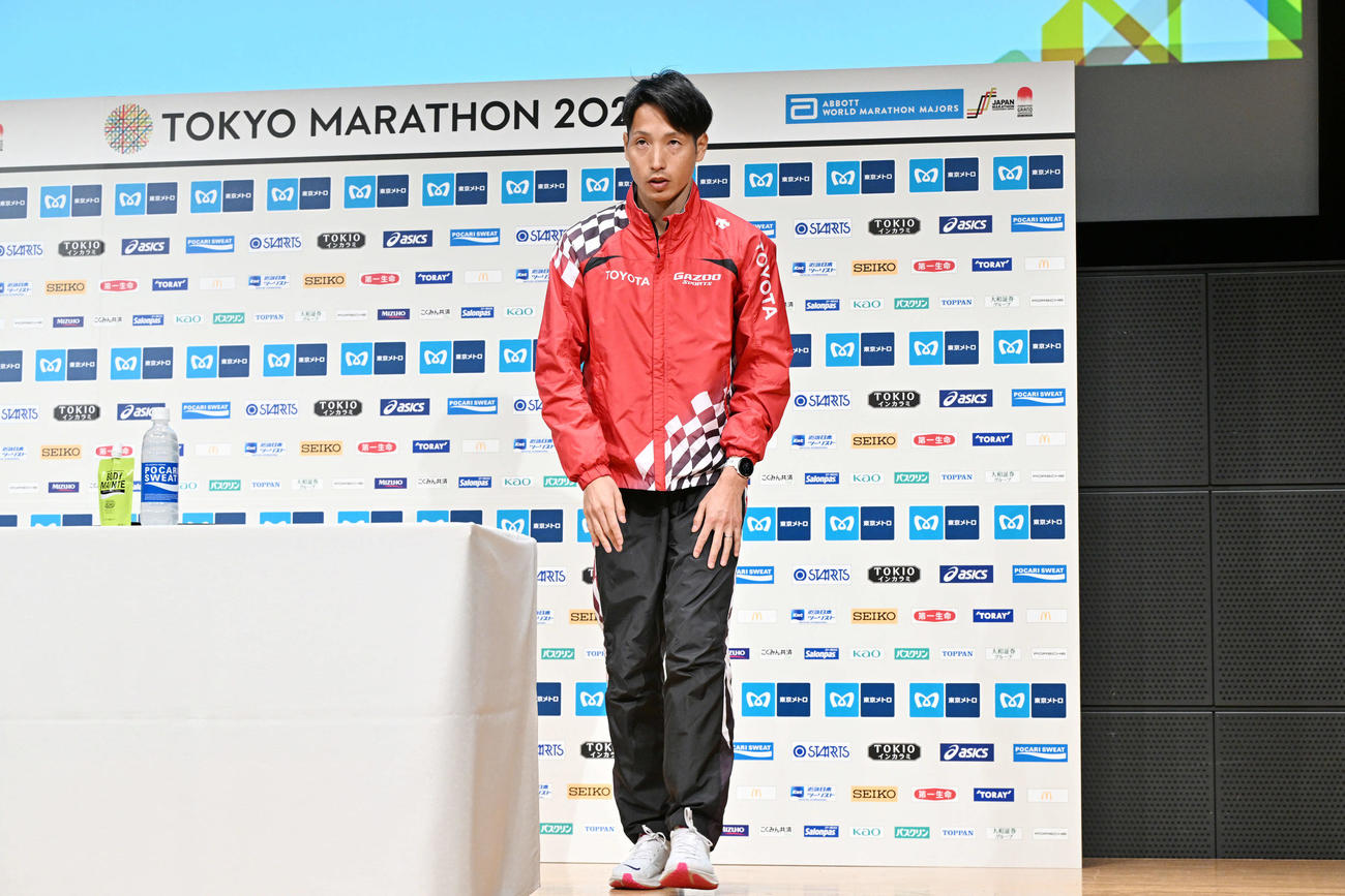 会見を終え引き揚げる日本人男子1位の西山雄（撮影・滝沢徹郎）