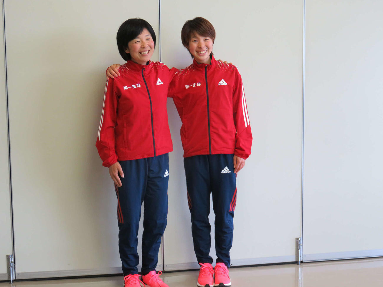 リオ五輪女子マラソン代表の田中（右）と所属の第一生命の山下監督（2016年6月撮影）