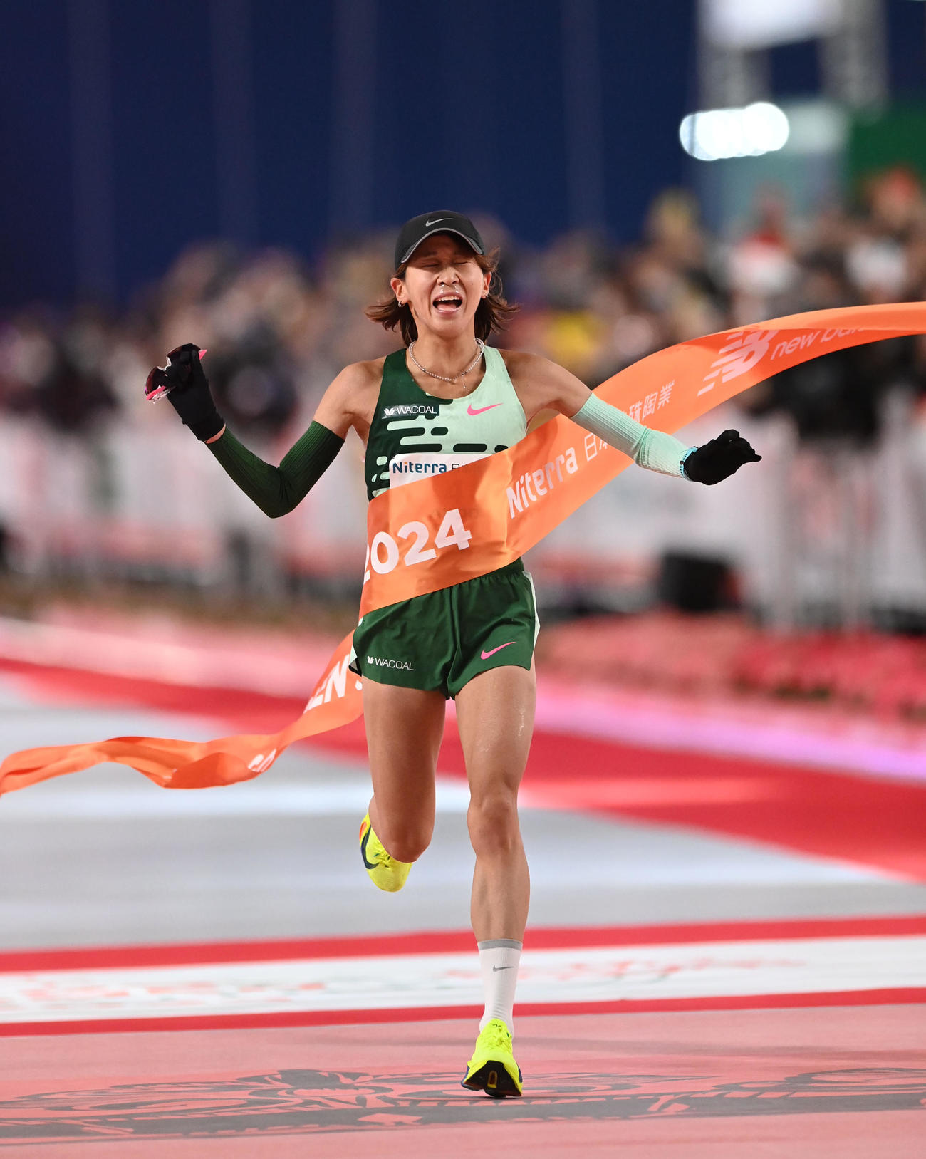 1位でゴールする安藤友香（撮影・森本幸一）