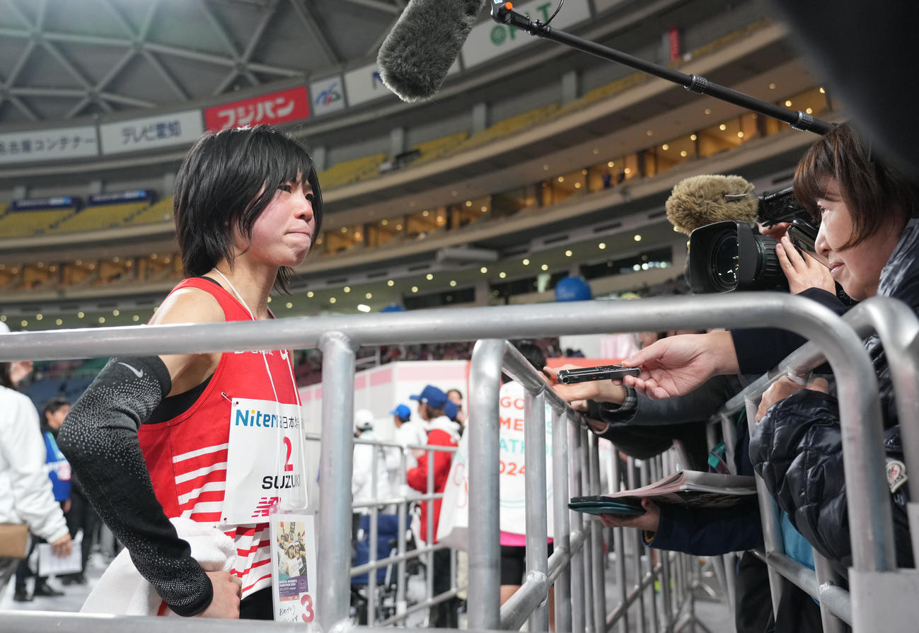 3位でゴールし取材に応じる鈴木亜由子（撮影・森本幸一）
