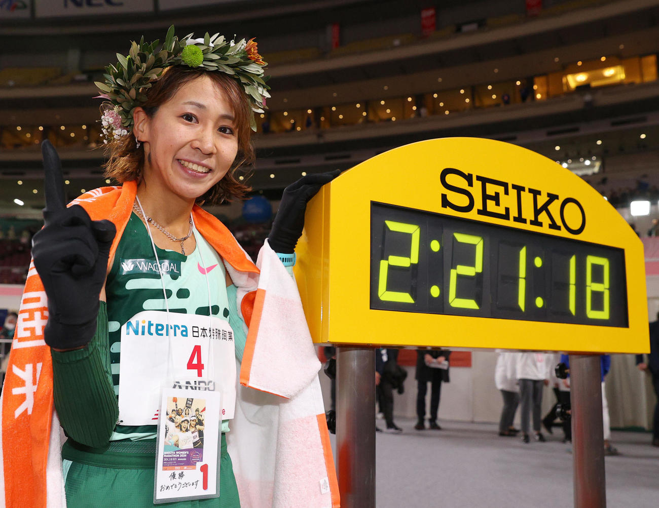 名古屋ウイメンズマラソン　優勝し、ポーズをとる安藤友香（代表撮影）