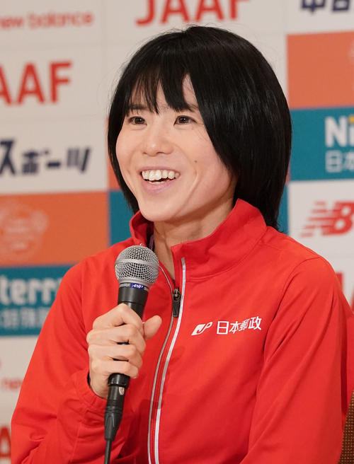 会見の席に着き明るい表情で質問に答える鈴木亜由子（2024年3月8日撮影）