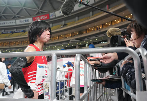 3位でゴールし取材に応じる鈴木亜由子（撮影・森本幸一）