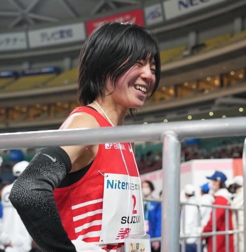 3位でゴールし取材に応じる鈴木亜由子（撮影・森本幸一）