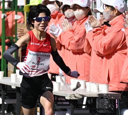 名古屋ウイメンズマラソン　10キロの給水ポイントでコップを倒す鈴木亜由子（代表撮影）