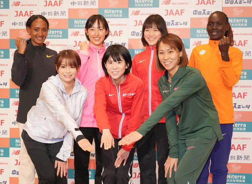 会見を終え明るい表情でポーズを決める（前列・左から）加世田梨花、鈴木亜由子、安藤友香（後列・左から）ゴディトム・ゲブレシラシエ、渡辺桃子、大西ひかり、ユニスチェビチー・チュンバ（2024年3月8日撮影）