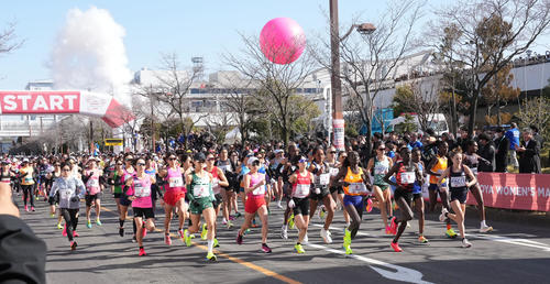スタートする選手達（撮影・森本幸一）