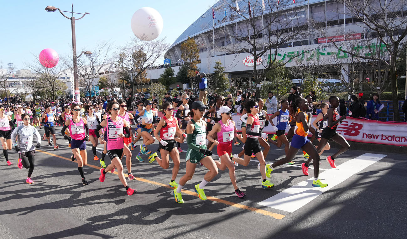 スタートする選手達（撮影・森本幸一）