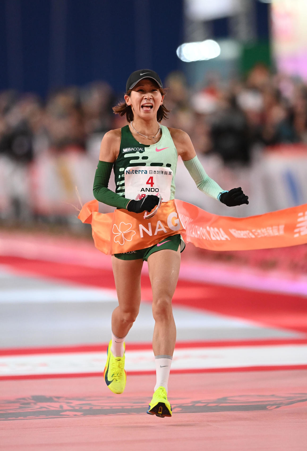 1位でゴールする安藤友香（撮影・森本幸一）