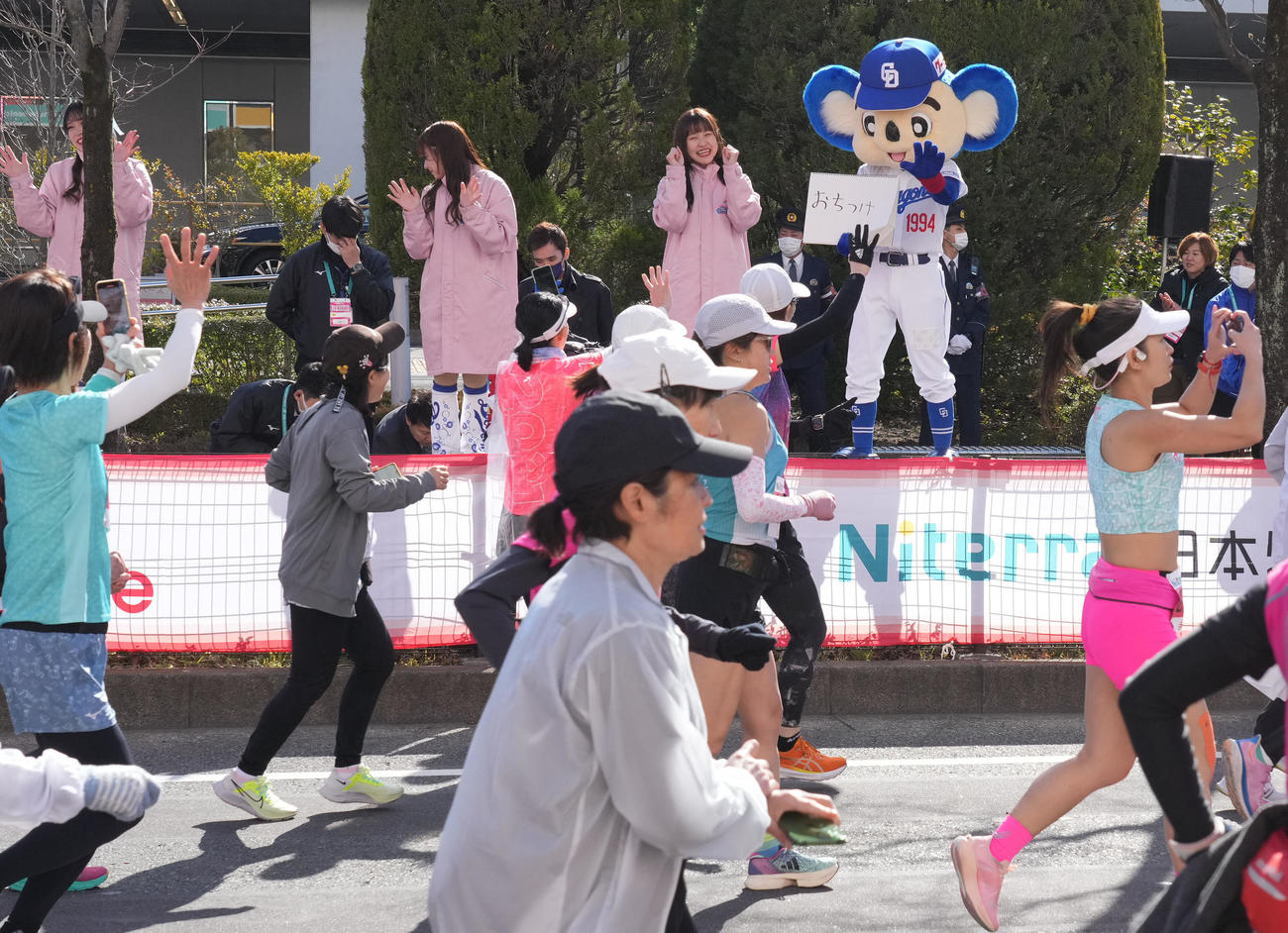 スタートする選手達を見送るドアラ（撮影・森本幸一）