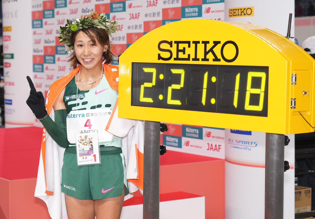 優勝した安藤友香（撮影・森本幸一）