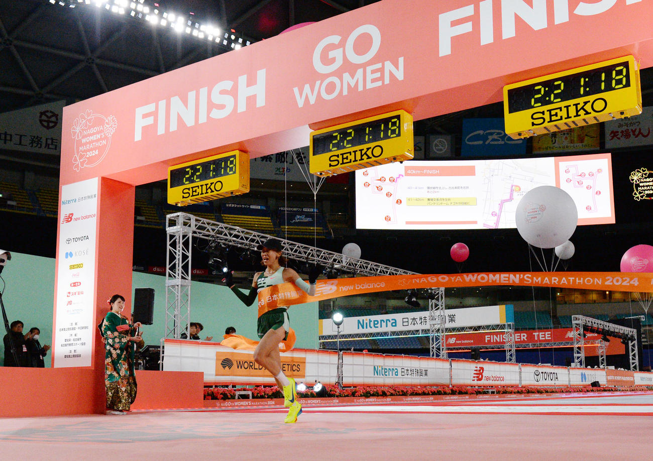 1位でゴールする安藤友香（撮影・森本幸一）