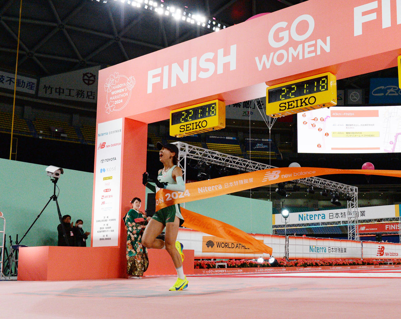 1位でゴールする安藤友香（撮影・森本幸一）