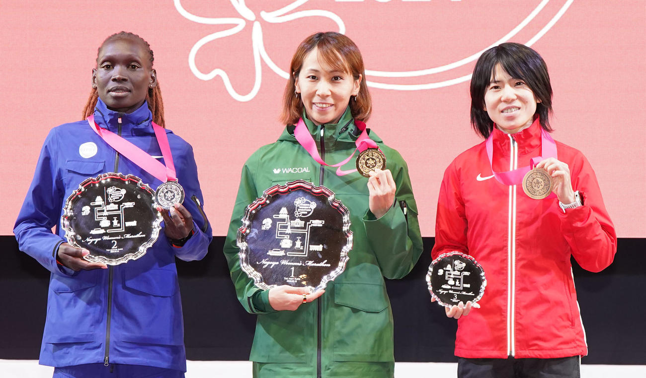 メダルと記念盾を手にポーズを決める（左から）2位のユニスチェビチー・チュンバ、優勝の安藤友香、3位の鈴木亜由子（撮影・森本幸一）