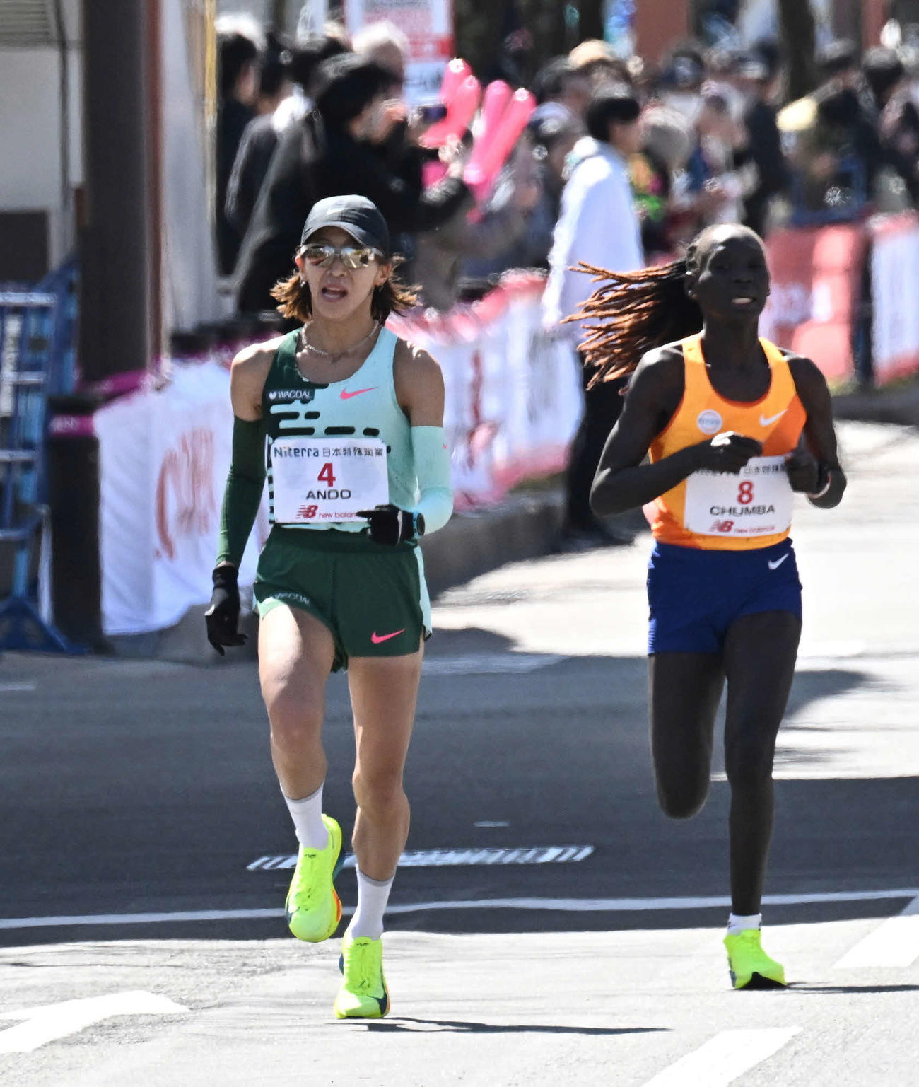 名古屋ウイメンズマラソン2024 41キロ付近でトップに立った安藤友香。右はユニスチェビチー・チュンバ