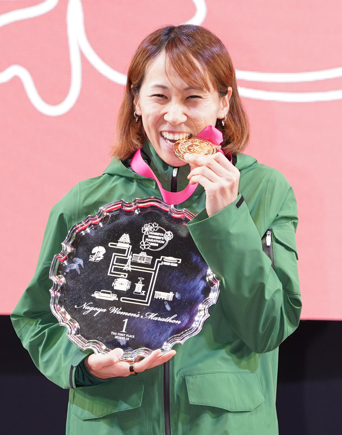 表彰式で優勝の金メダルをかむ安藤友香（撮影・森本幸一）