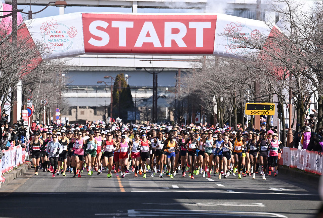 名古屋ウィメンズマラソンで一斉にスタートするランナーら