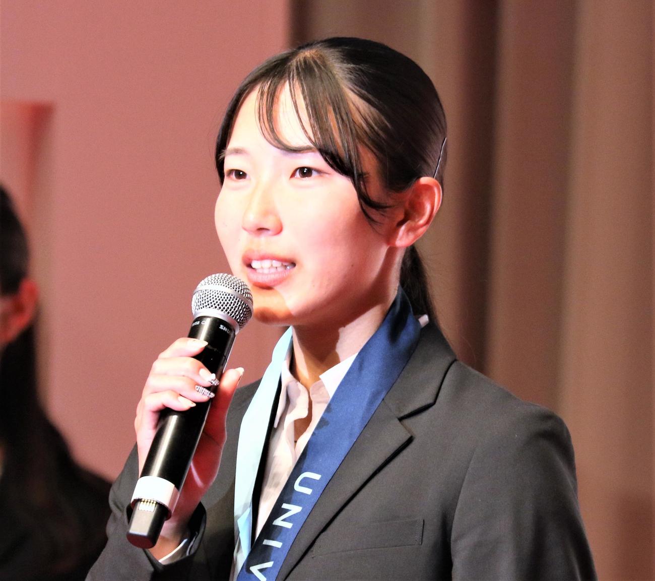 大学スポーツ協会の「UNIVAS AWARDS 2023－24」表彰式に登壇した陸上女子短距離の蔵重（撮影・藤塚大輔）