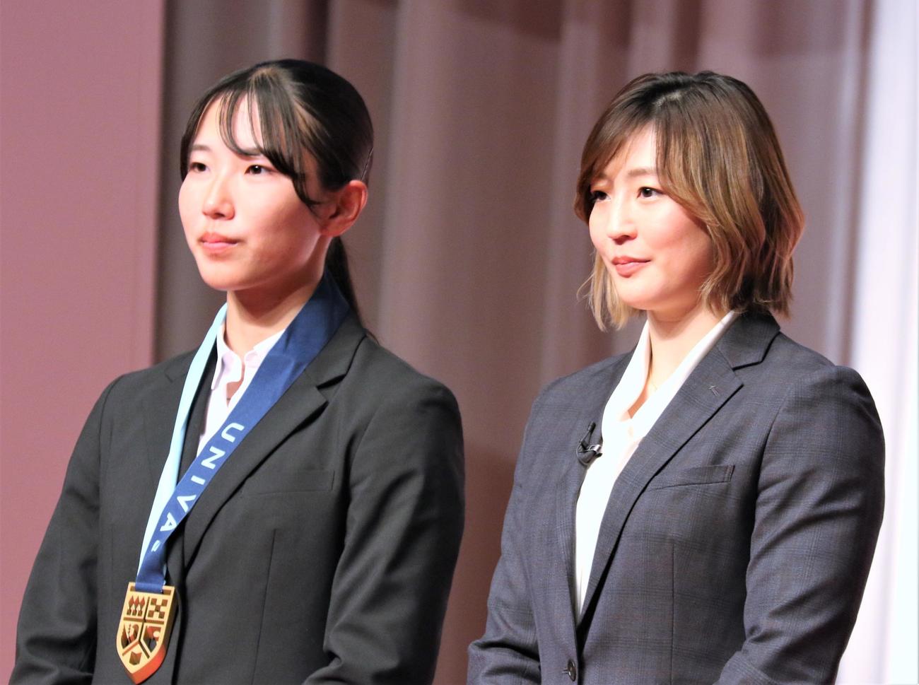 表彰式に登壇した陸上女子短距離の蔵重（左）と柔道女子の角田（撮影・藤塚大輔）