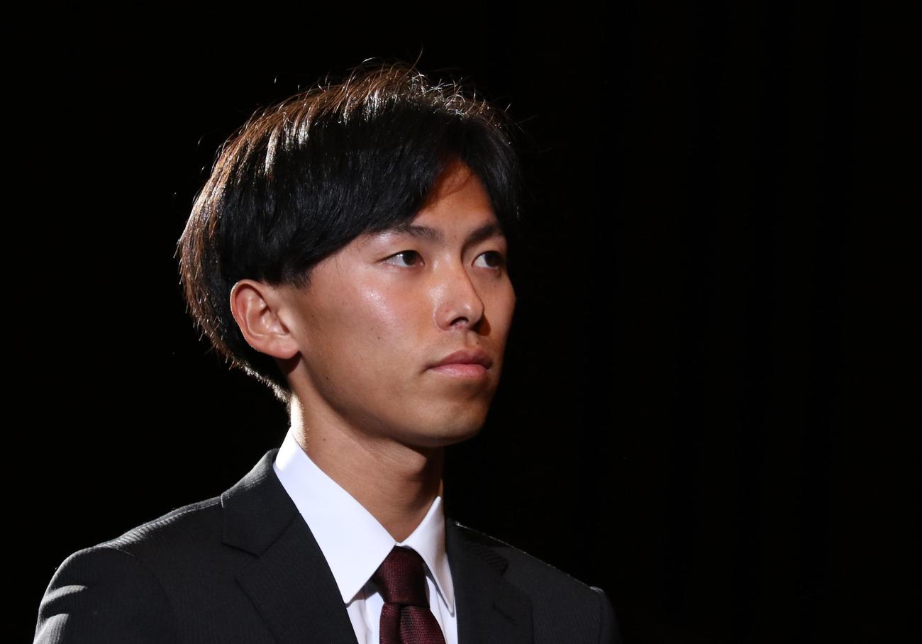 大学スポーツ協会の「UNIVAS AWARDS 2023－24」表彰式に出席した陸上男子の早大・菖蒲（撮影・藤塚大輔）