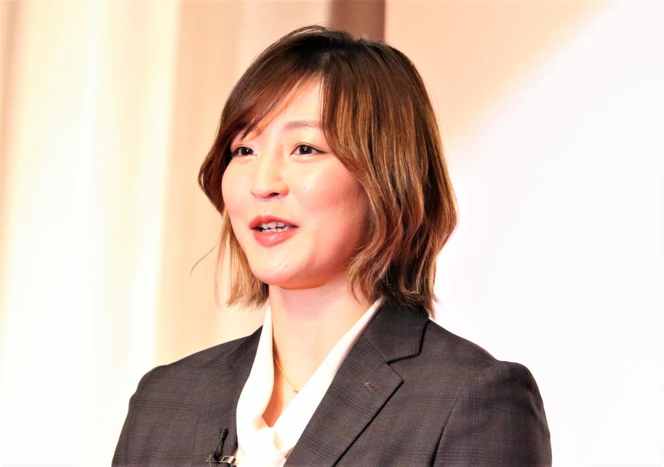 大学スポーツ協会の「UNIVAS AWARDS 2023－24」表彰式に登壇した柔道女子の角田（撮影・藤塚大輔）
