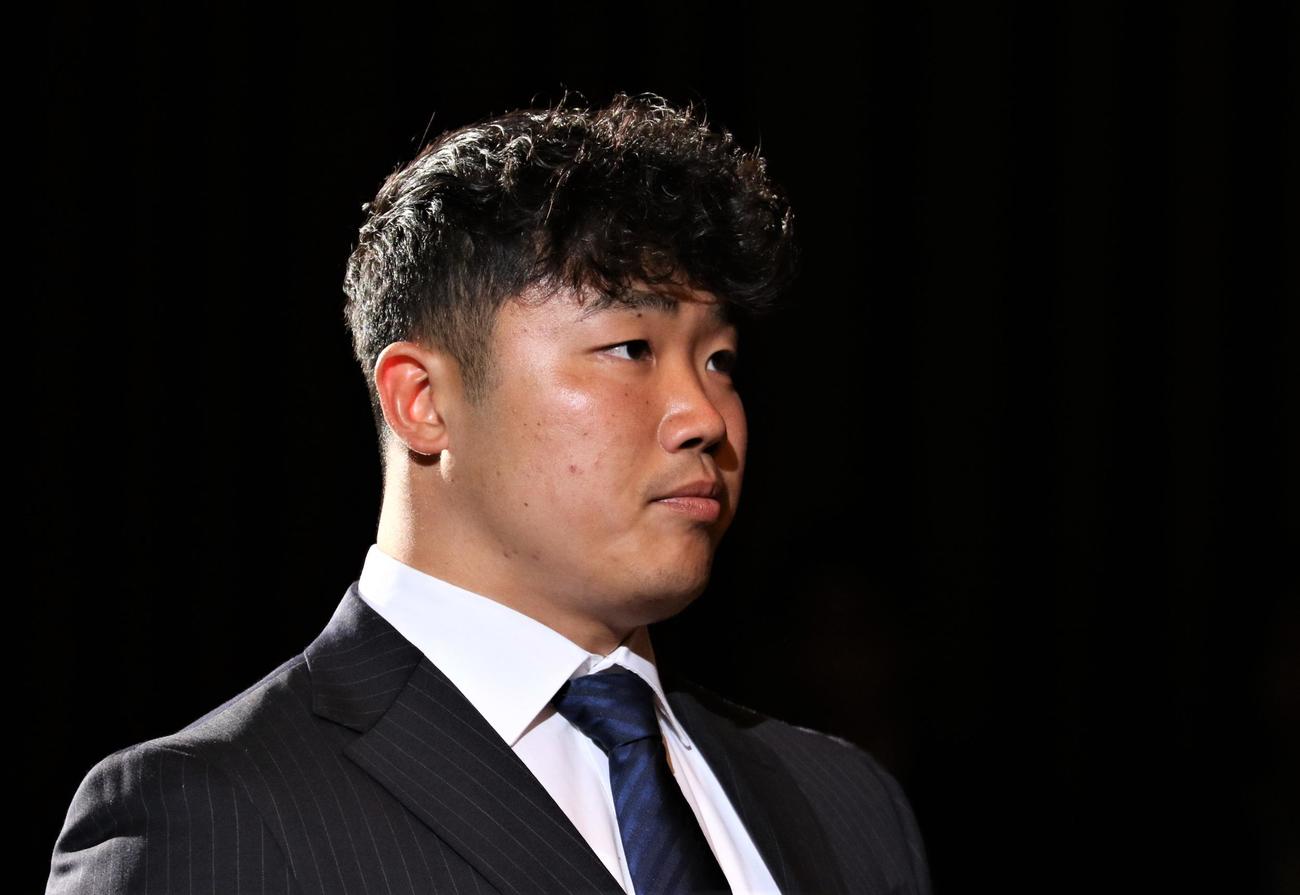 大学スポーツ協会の「UNIVAS AWARDS 2023－24」表彰式に出席したラグビー男子の帝京大・江良（撮影・藤塚大輔）