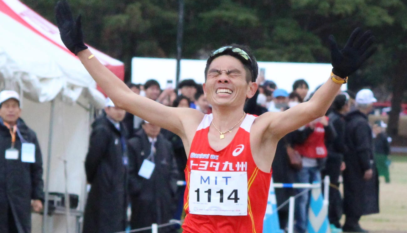 現役ラストランで、万歳してゴールする「元祖・山の神」の今井正人（24年2月25日撮影）