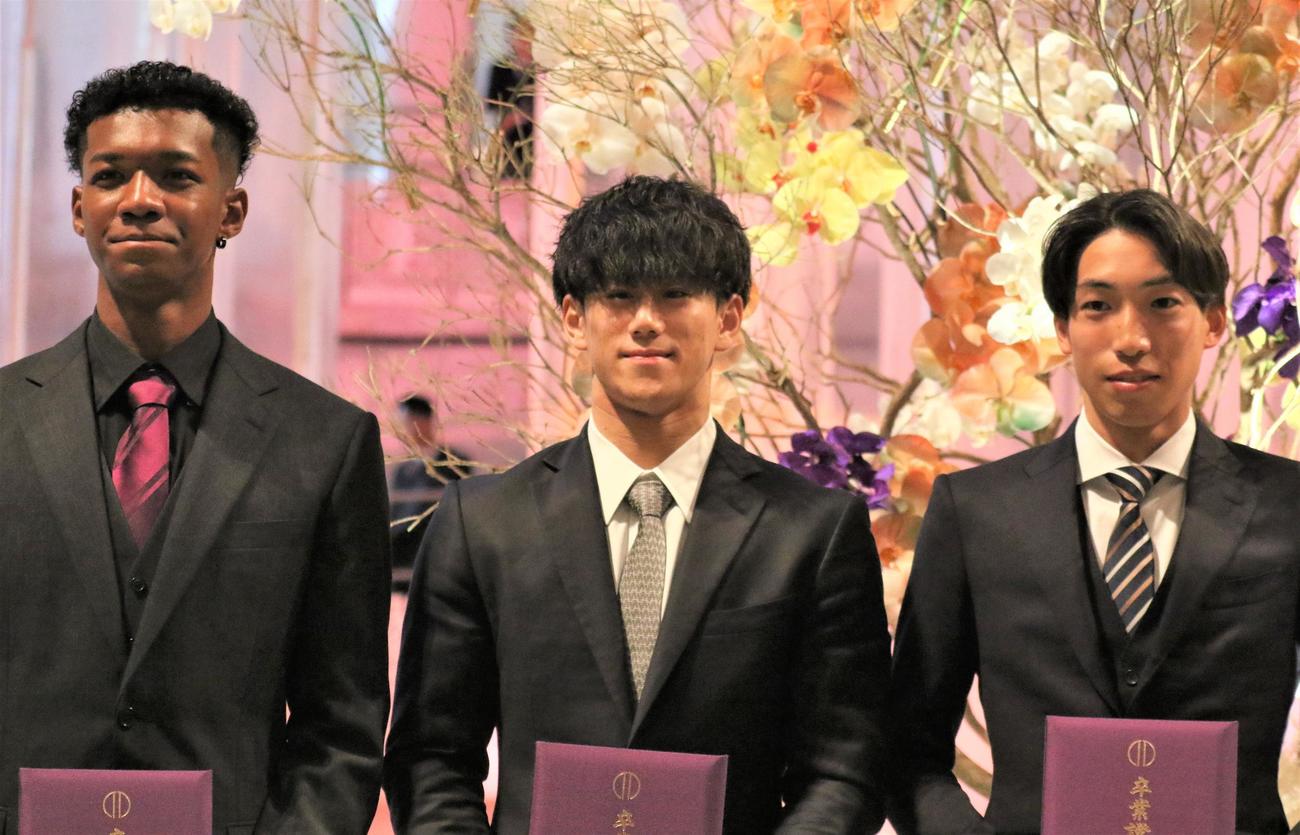順大の卒業式に出席した、左から陸上男子の村竹、体操男子の橋本、陸上男子の三浦（撮影・藤塚大輔）