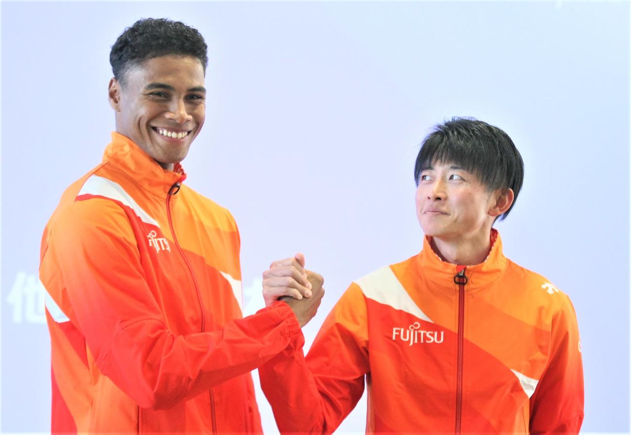 富士通陸上競技部の会見に出席した陸上男子の中島佑気ジョセフ（左）と佐藤拳太郎（撮影・藤塚大輔）