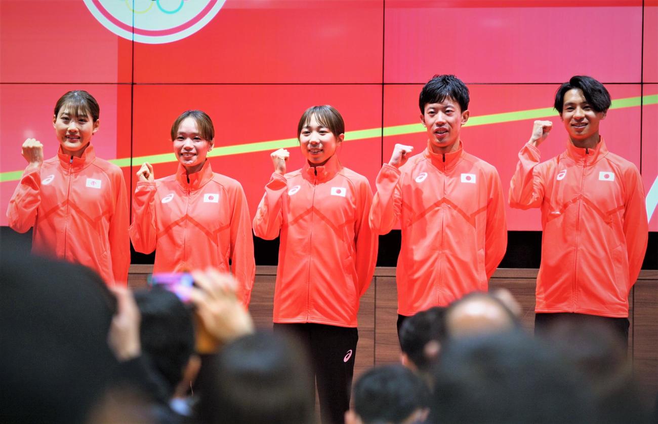 パリ五輪マラソン日本代表内定選手会見に登壇した、左から前田、一山、鈴木、小山、赤崎（撮影・藤塚大輔）